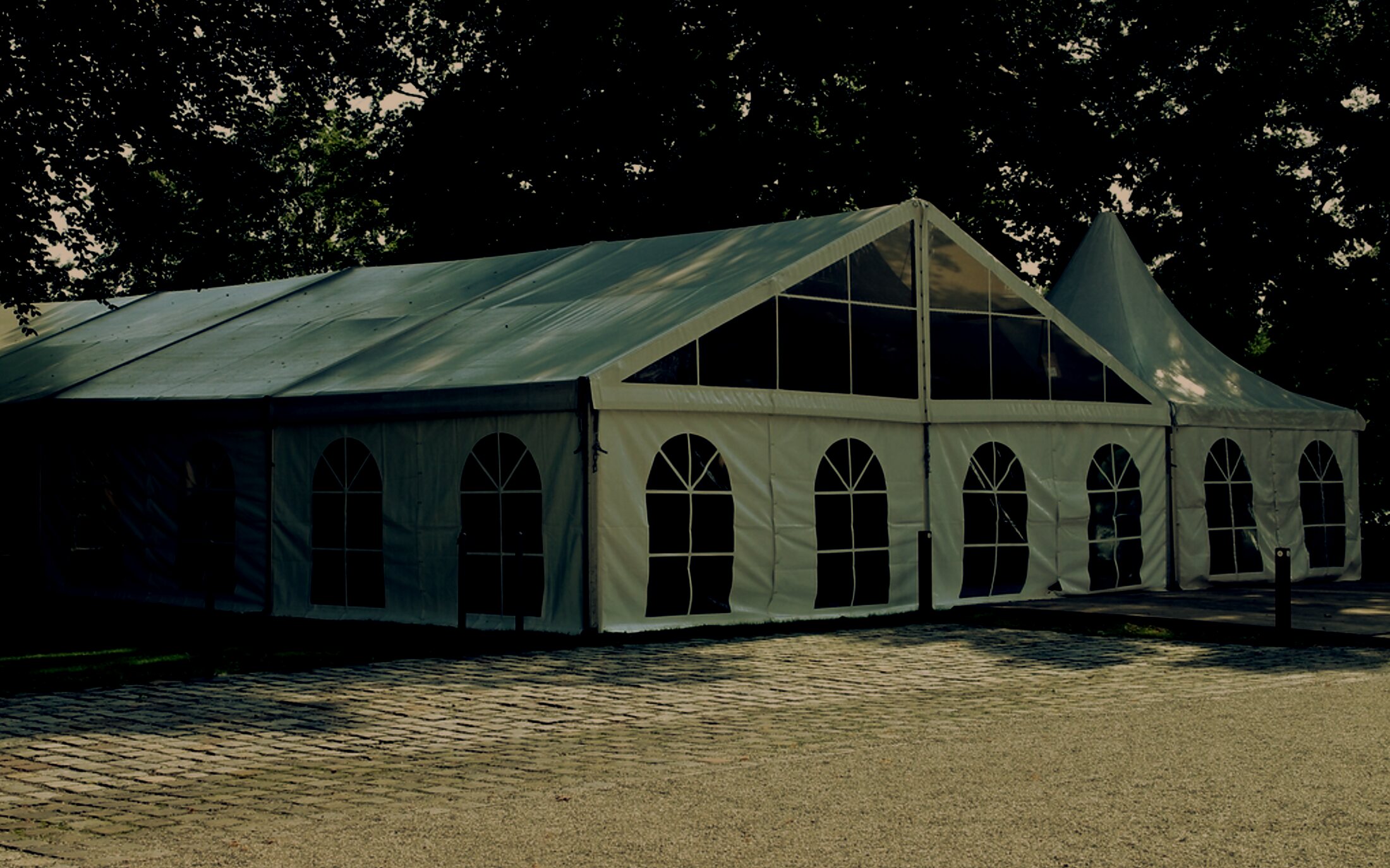 Witte frametent op locatie in de avondschemering