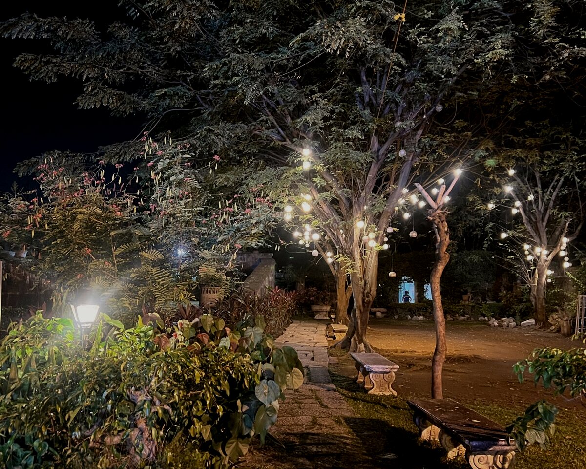 Sfeerverlichting in de tuin tijdens de avond