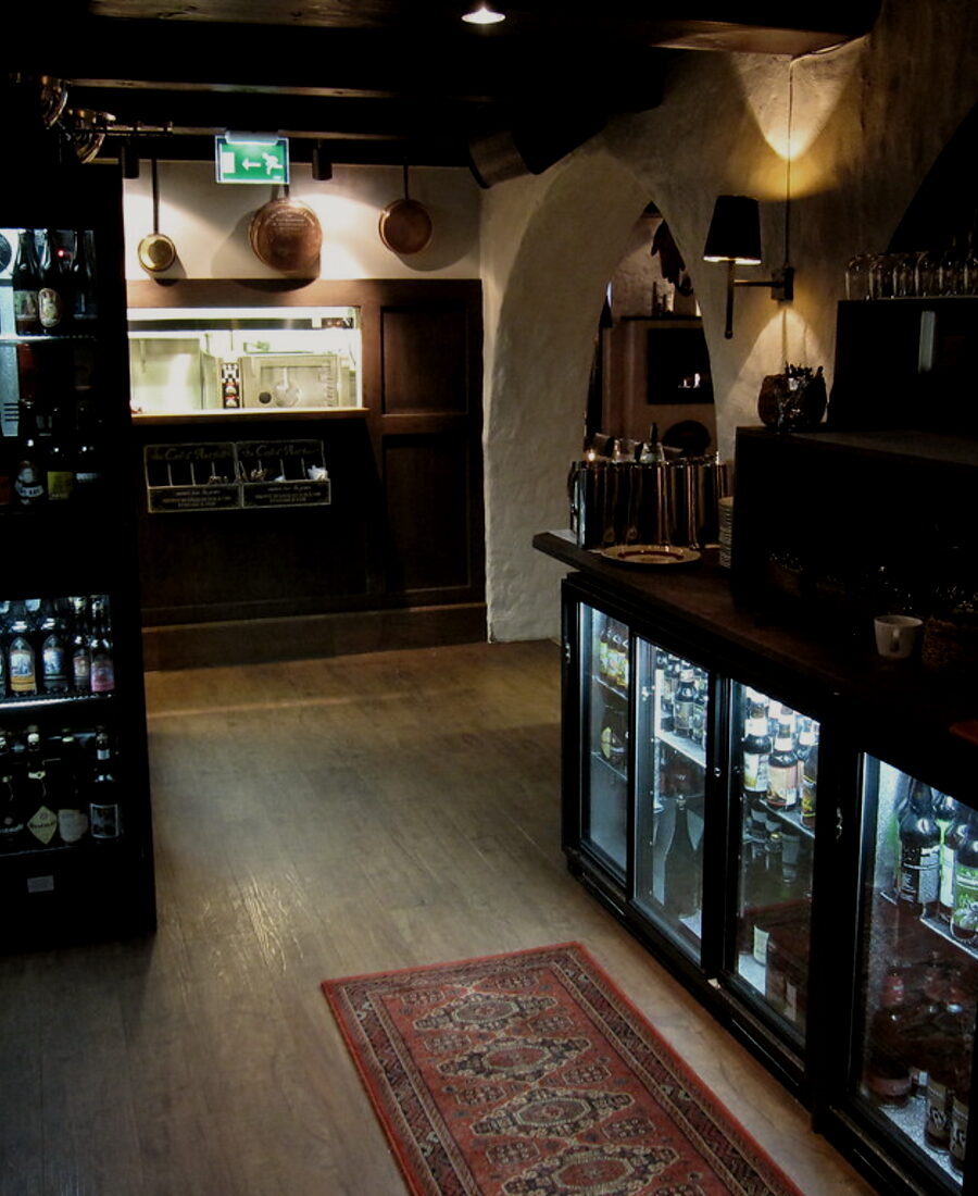 Bar met tap en glaswerk tijdens een bedrijfsfeest