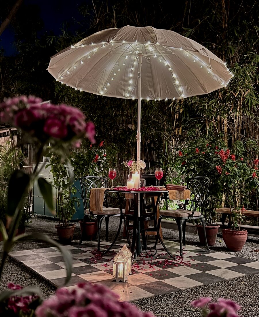 Tuin met lichtjes in de bomen tijdens de avond