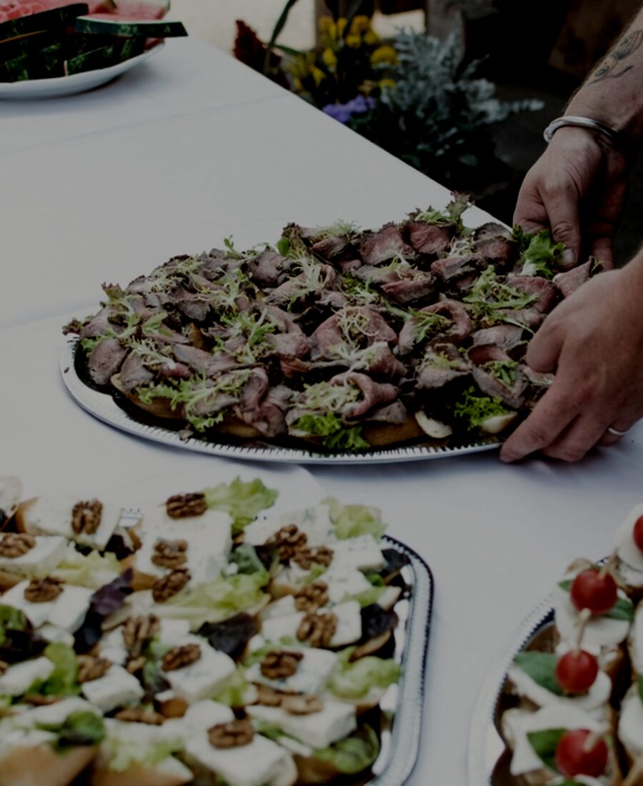 Zakelijke bijeenkomst met gedekte tafels